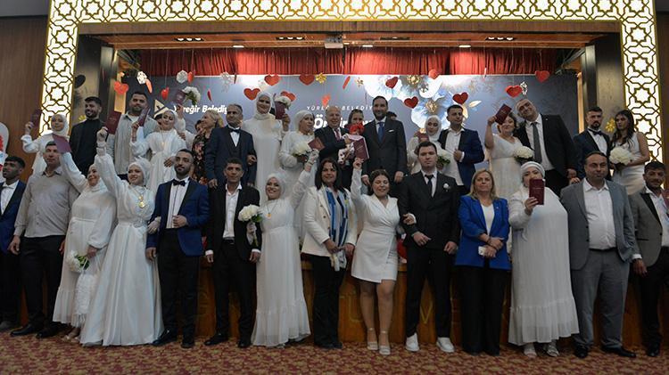 Adanada kadınlar karınları burunlarında, kucaklarında bebekleriyle kendi nikah törenlerine katıldı