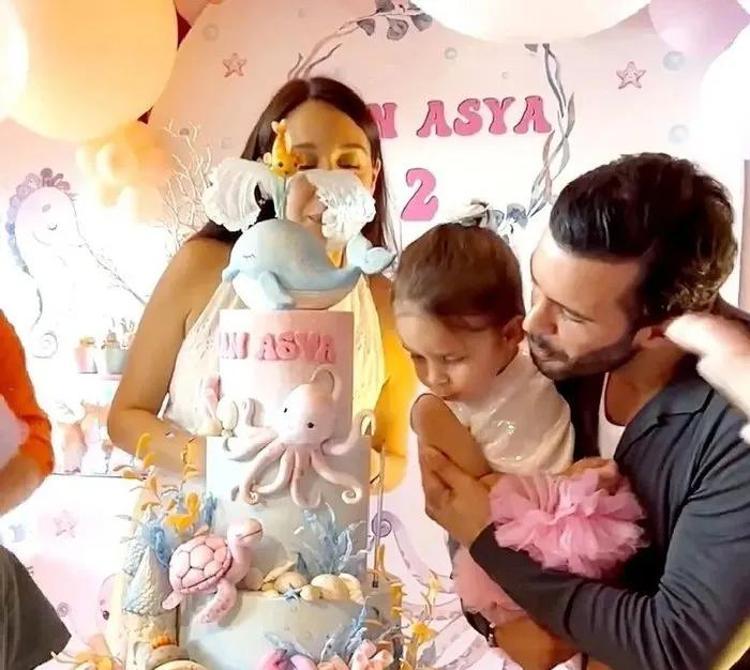 Gupse Özay kızı Jan Asya’yla kartopu oynadı