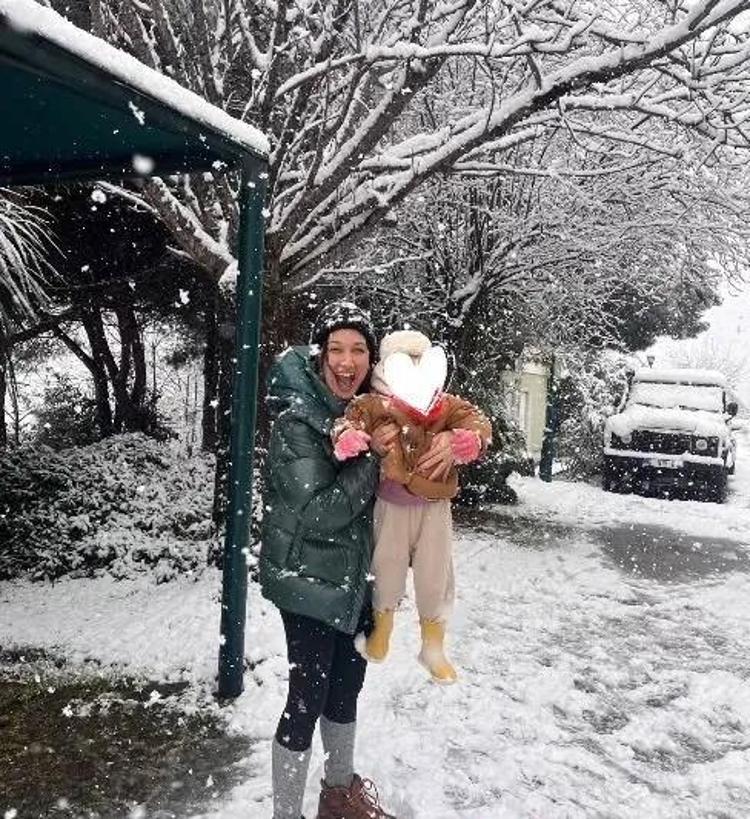Gupse Özay kızı Jan Asya’yla kartopu oynadı