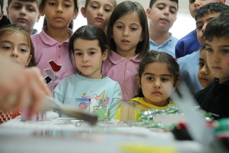 Köy çocuklarını sanatla tanıştırdı Duygu öğretmenin vitray aşkı öğrencilere ışık oldu