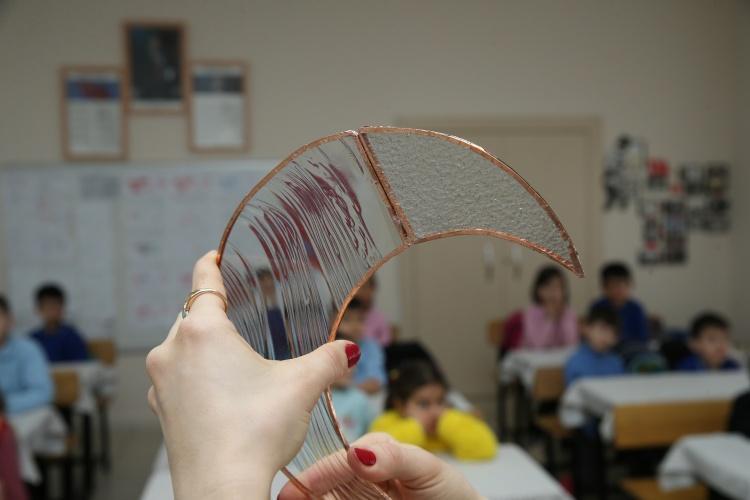 Köy çocuklarını sanatla tanıştırdı Duygu öğretmenin vitray aşkı öğrencilere ışık oldu