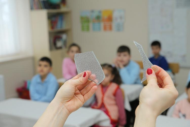 Köy çocuklarını sanatla tanıştırdı Duygu öğretmenin vitray aşkı öğrencilere ışık oldu