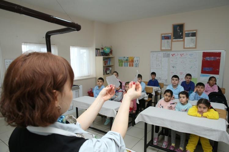Köy çocuklarını sanatla tanıştırdı Duygu öğretmenin vitray aşkı öğrencilere ışık oldu