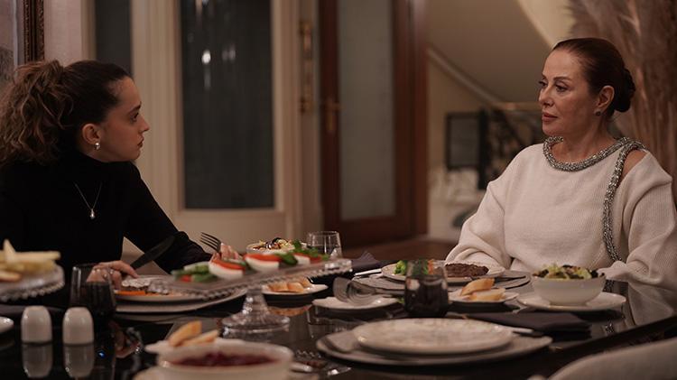 OTORİTER VE ACIMASIZ BİR KADIN