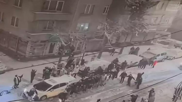 Önce kar topu oynayıp halay çektiler sonra kavga çıktı