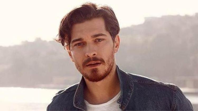 Garsonluktan beyaz perdeye, tezgahtarlıktan sahnelere... Ünlülerin şöhret olmadan önceki meslekleri gündem oldu Hangi yıldız geçmişte hangi işi yapıyordu