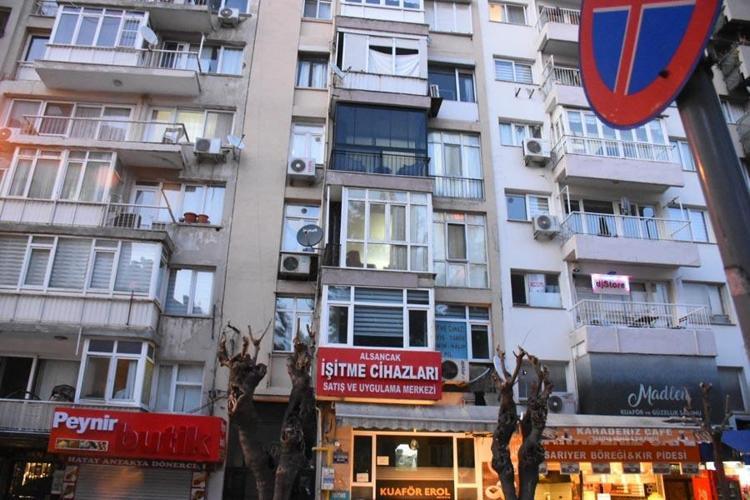 İzmirde dehşete düşüre olay Diş hekimini tabancayla başından vurdu, videosunu çekip annesine gönderdi