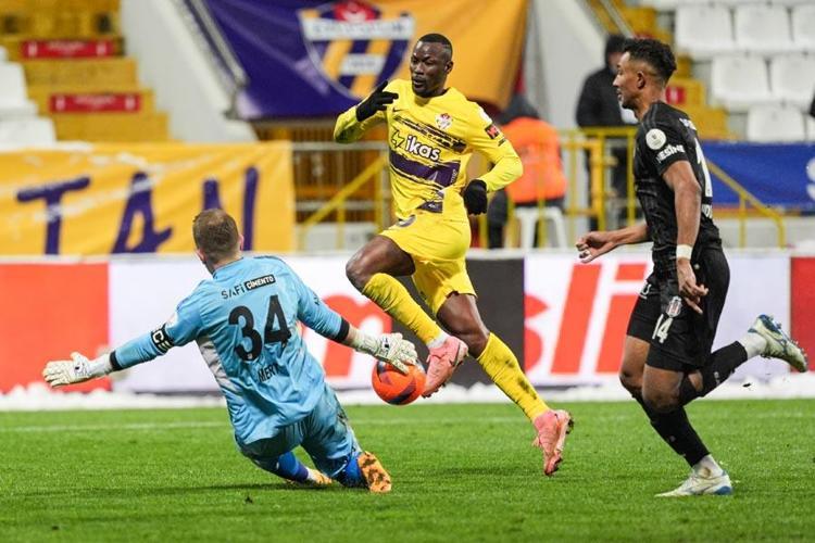 Eyüpspor Beşiktaş maçı:1-3 Kartal yine geriden geldi 3 puanı 3 golle aldı