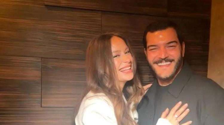 Buse Arslan’dan karnı burnunda pozlar