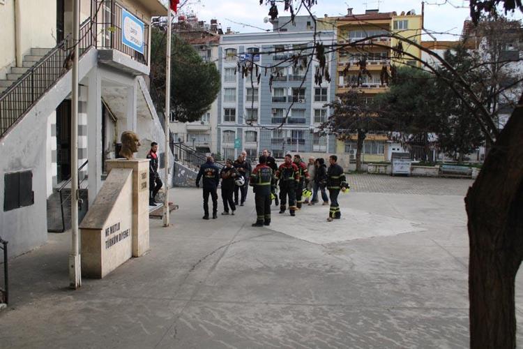 Aydını ayağa kaldıran olay Okulda yangın ihbarı ekipleri harekete geçirdi, ortaya çıkan gerçek şok etti