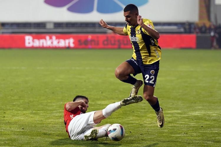 Osayi Samuel, Fenerbahçeyle anlaşamadı Ayrılığı açıkladılar, Mourinho kapıya koydu
