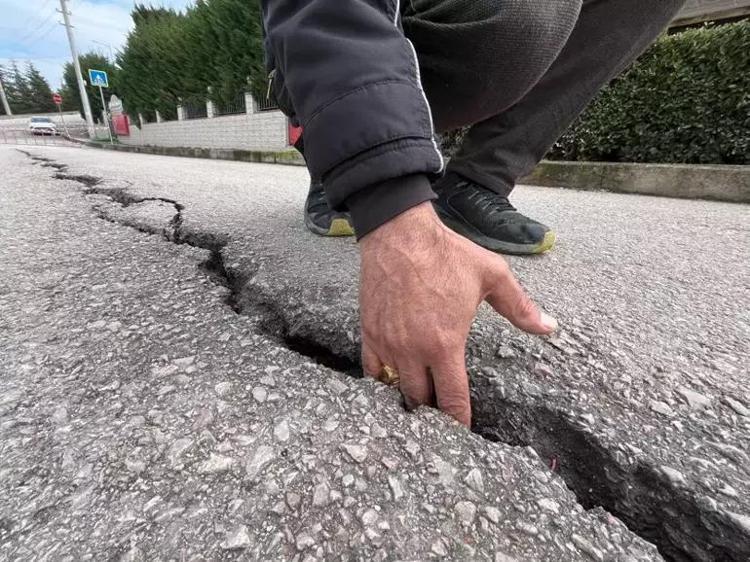 İzmitte korkutan görüntü İstinat duvarında dökülme oldu yarıklar her geçen gün büyüyor