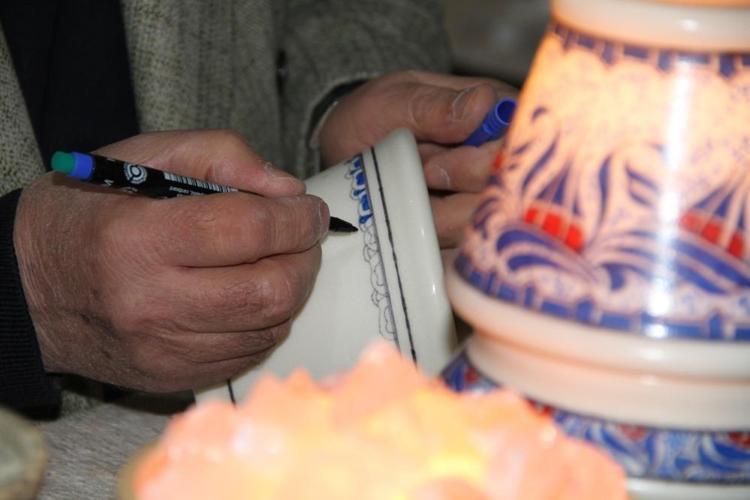 Türkiyedeki tek ustası: Çankırı’nın meşhur kaya tuzunu sanatla buluşturuyor