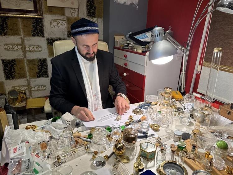 Efendimizin saçları gün gün uzuyor.