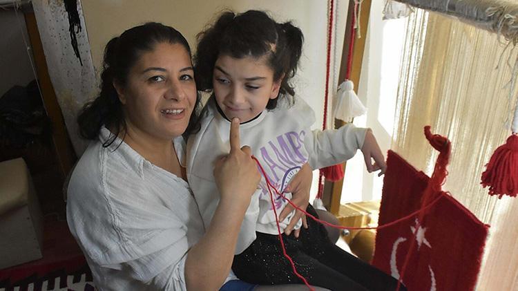 İzmirde kızı için meslek öğrenen fedakar anne, sattığı eserlerle çocuğunu tekerlekli sandalyeden kurtarmak istiyor
