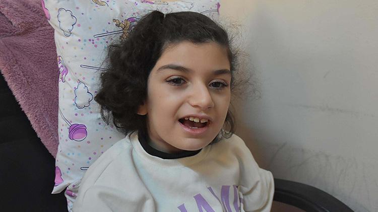 İzmirde kızı için meslek öğrenen fedakar anne, sattığı eserlerle çocuğunu tekerlekli sandalyeden kurtarmak istiyor