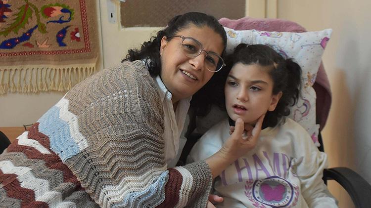 İzmirde kızı için meslek öğrenen fedakar anne, sattığı eserlerle çocuğunu tekerlekli sandalyeden kurtarmak istiyor