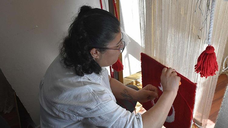 İzmirde kızı için meslek öğrenen fedakar anne, sattığı eserlerle çocuğunu tekerlekli sandalyeden kurtarmak istiyor