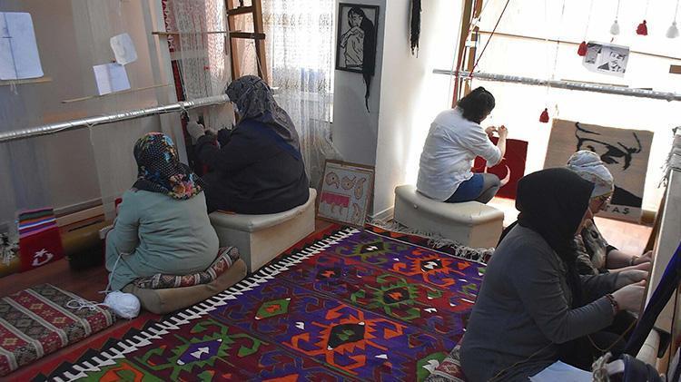 İzmirde kızı için meslek öğrenen fedakar anne, sattığı eserlerle çocuğunu tekerlekli sandalyeden kurtarmak istiyor