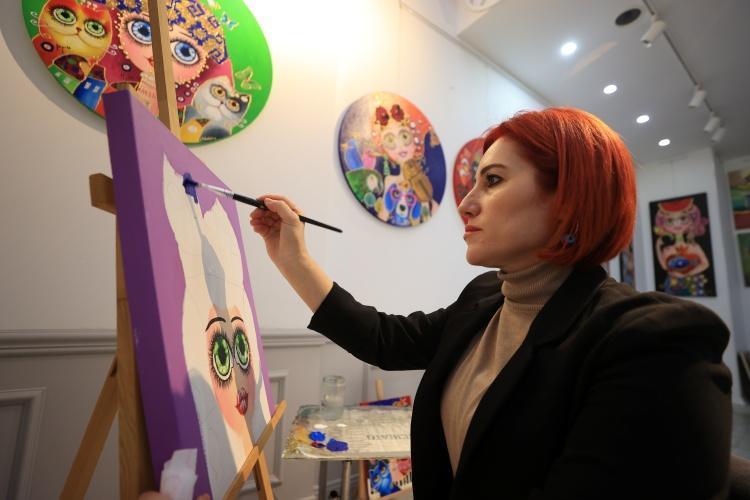 Antalyalı ressam 8 Mart Dünya Kadınlar Gününü tuvaline taşıdı Kadın figürleri Anadolu motifleriyle birleşti
