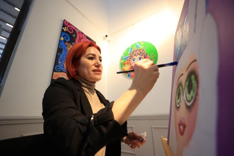 Antalyalı ressam 8 Mart Dünya Kadınlar Gününü tuvaline taşıdı Kadın figürleri Anadolu motifleriyle birleşti