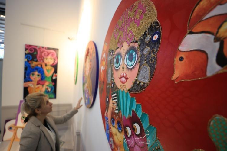 Antalyalı ressam 8 Mart Dünya Kadınlar Gününü tuvaline taşıdı Kadın figürleri Anadolu motifleriyle birleşti