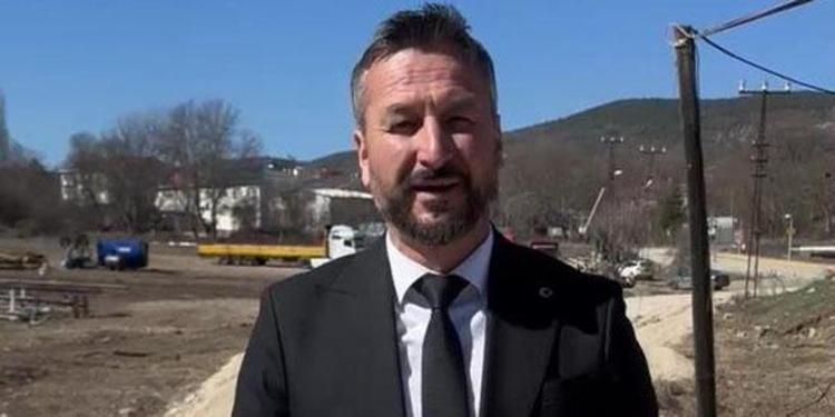 Kalabalık tepkisinden rahatsız olan belediye başkanı, köprüyü tek başına açtı