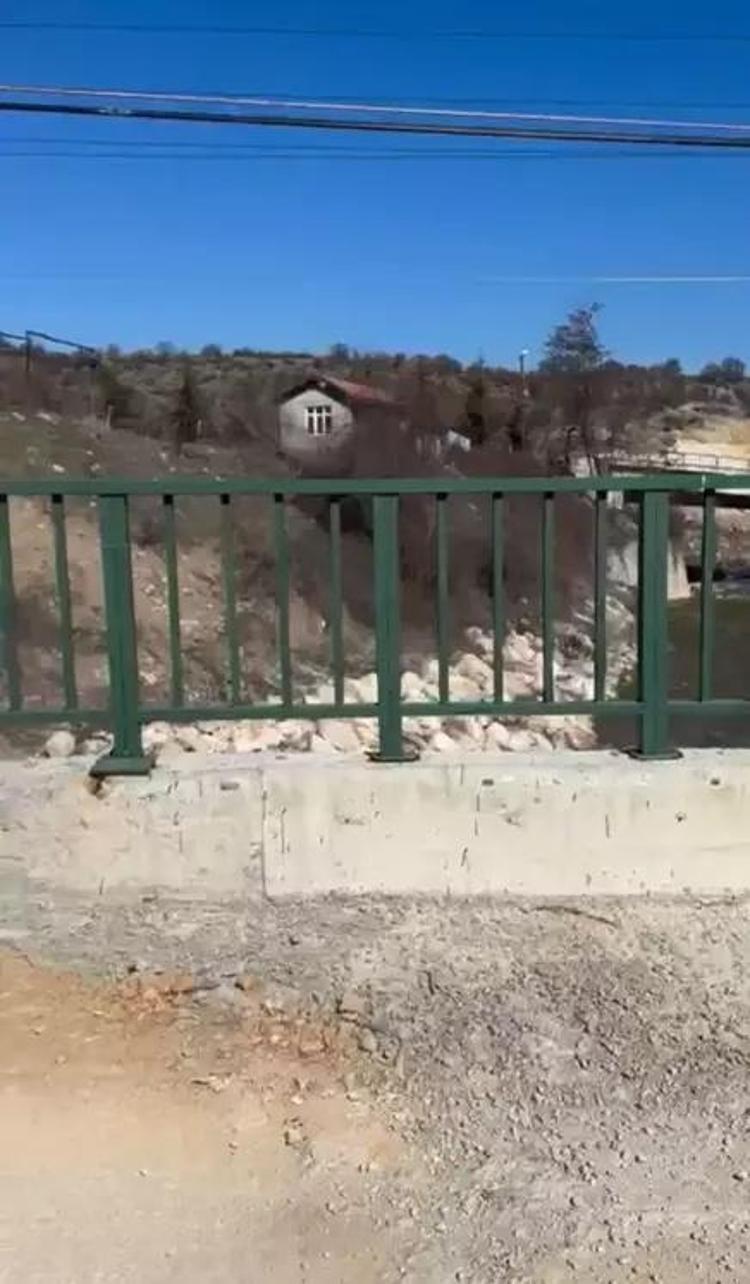 Kalabalık tepkisinden rahatsız olan belediye başkanı, köprüyü tek başına açtı