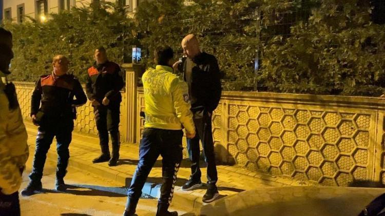 Alkollü sürücü fena dağıttı: Amerikan polisi misiniz