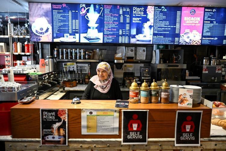 Barista Havva teyze, kahvenin sırrını verdi 70 yaşında tezgahın başına geçit, sosyal medyada gündem oldu