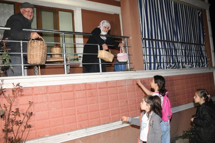 Amasyada 152 yıllık ramazan geleneği sepet sallama sürdürülüyor