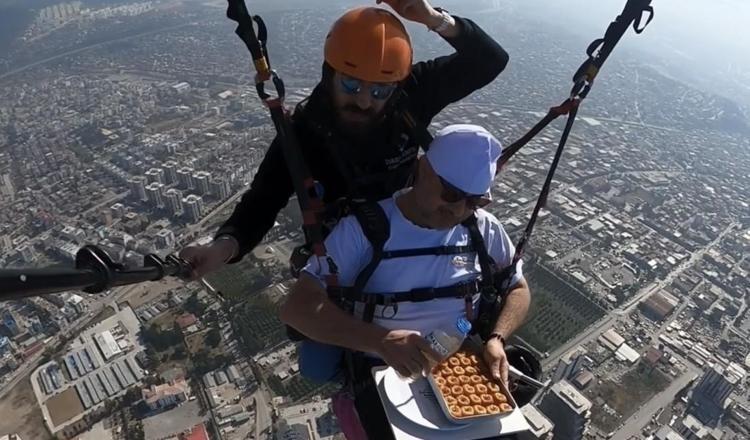 Amanos Dağlarından paraşütle atlayıp gökyüzünde baklava yaptılar
