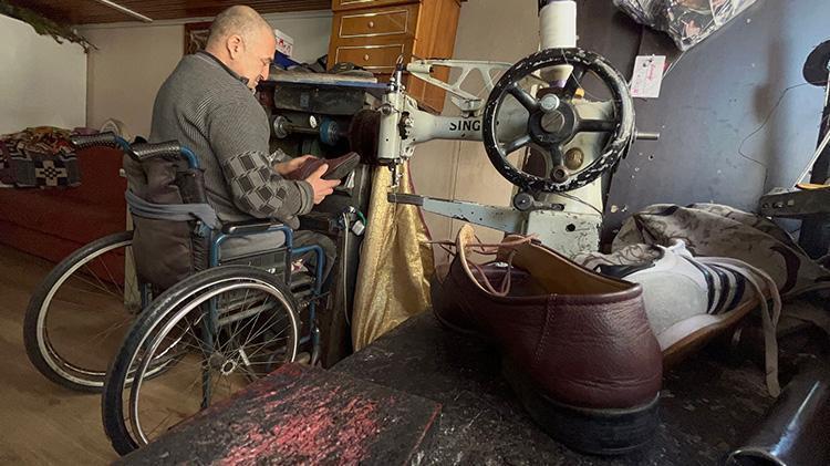 Bursada engelli vatandaş 30 yıldır giyemediği ayakkabıların tamirini yapıyor