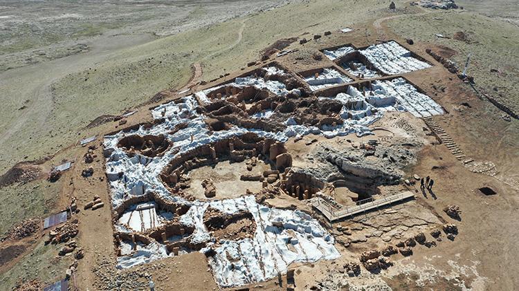 Neolitik Çağın önemli yerleşimlerinden Karahantepe, bu yıl ziyaretçilerini ağırlamaya başlıyor