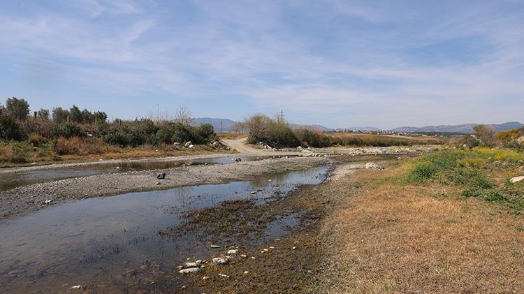Kozanda dere yatakları siyah aktı, mahalle sakinleri kirliliğe tepki gösterdi