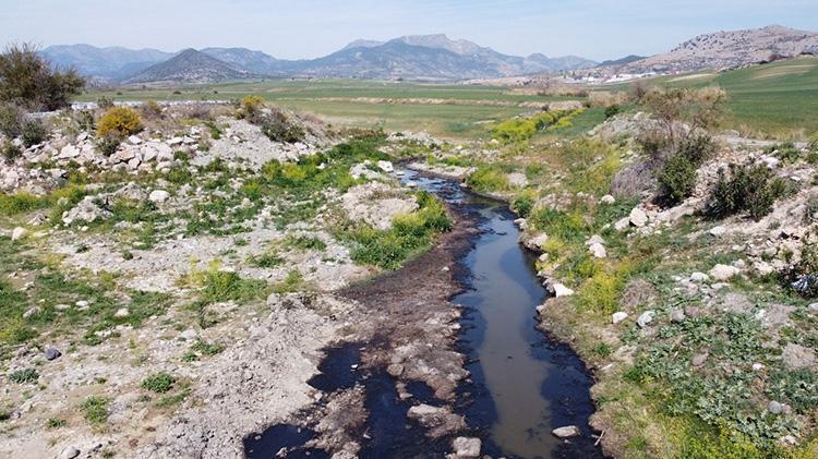 Kozanda dere yatakları siyah aktı, mahalle sakinleri kirliliğe tepki gösterdi