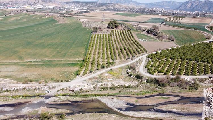 Kozanda dere yatakları siyah aktı, mahalle sakinleri kirliliğe tepki gösterdi