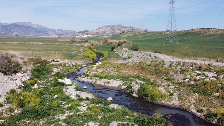 Kozanda dere yatakları siyah aktı, mahalle sakinleri kirliliğe tepki gösterdi