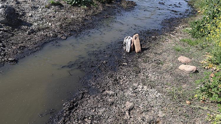 Kozanda dere yatakları siyah aktı, mahalle sakinleri kirliliğe tepki gösterdi