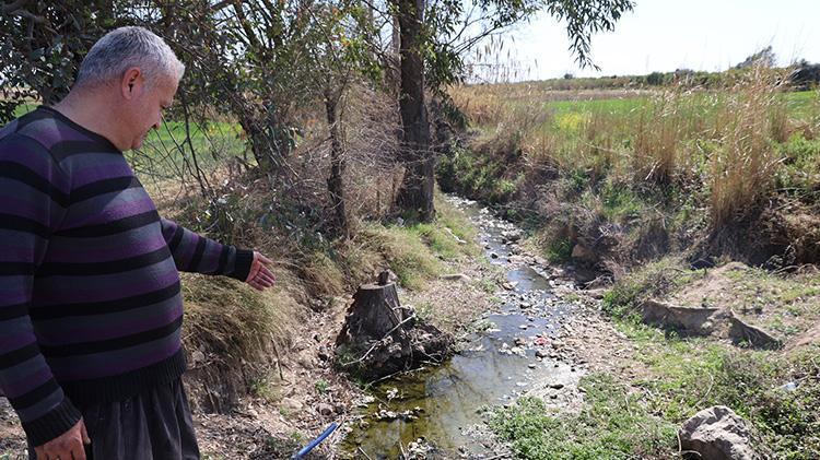 Kozanda dere yatakları siyah aktı, mahalle sakinleri kirliliğe tepki gösterdi