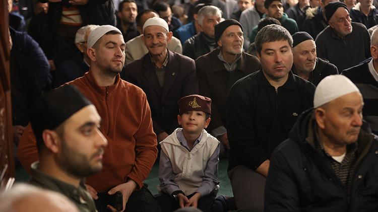 Kırklarelinde teravihe giden çocukların ayakkabılarına gofret ve harçlık bırakılıyor