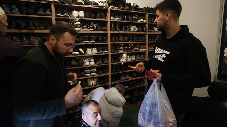 Kırklarelinde teravihe giden çocukların ayakkabılarına gofret ve harçlık bırakılıyor