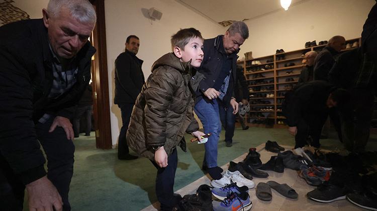 Kırklarelinde teravihe giden çocukların ayakkabılarına gofret ve harçlık bırakılıyor