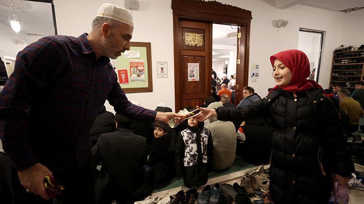 Kırklarelinde teravihe giden çocukların ayakkabılarına gofret ve harçlık bırakılıyor