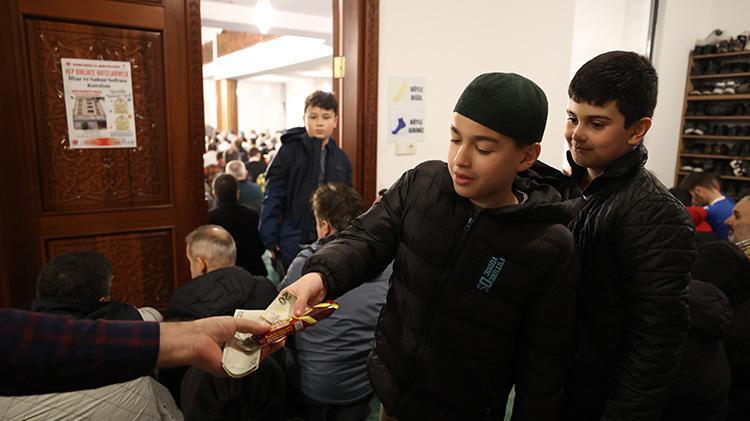 Kırklarelinde teravihe giden çocukların ayakkabılarına gofret ve harçlık bırakılıyor