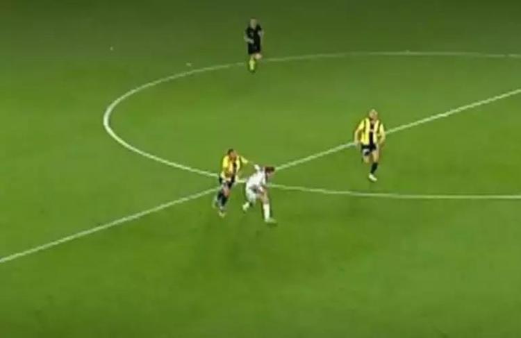 Fenerin maçında penaltı var Hakem görmezden geldi
