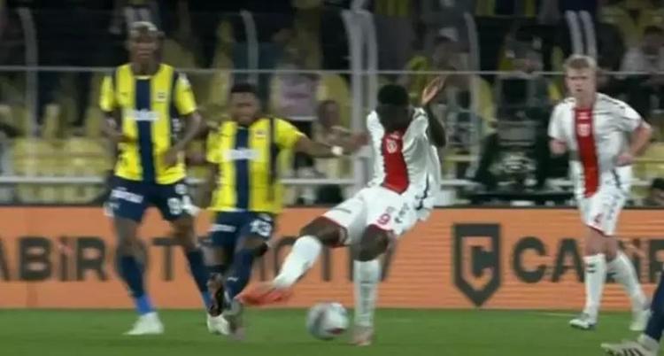Fenerin maçında penaltı var Hakem görmezden geldi