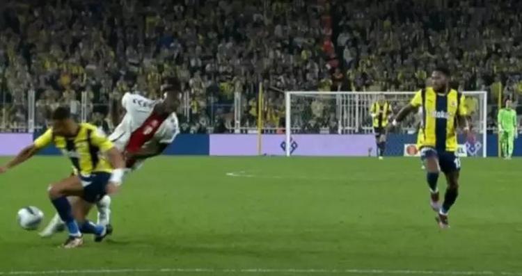 Fenerin maçında penaltı var Hakem görmezden geldi