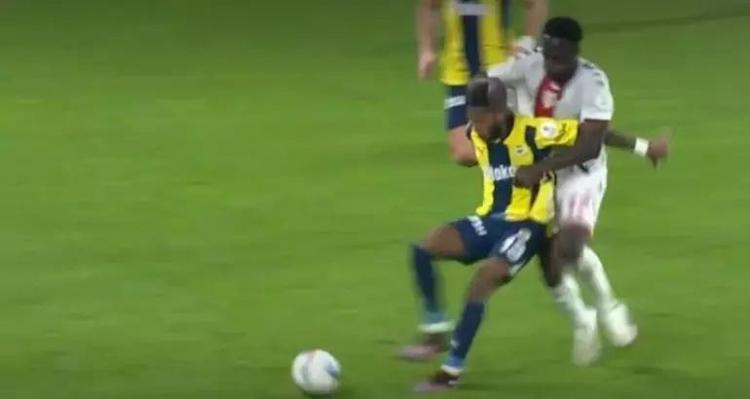 Fenerin maçında penaltı var Hakem görmezden geldi