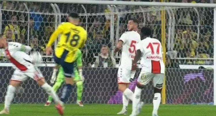 Fenerin maçında penaltı var Hakem görmezden geldi